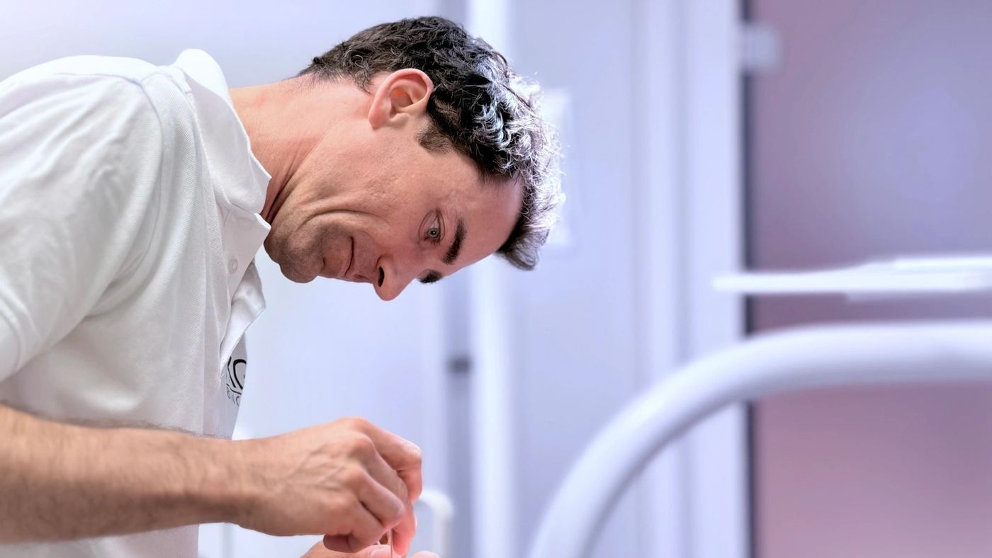 Dr. Dr. Marc Füßinger lächelt bei der Arbeit