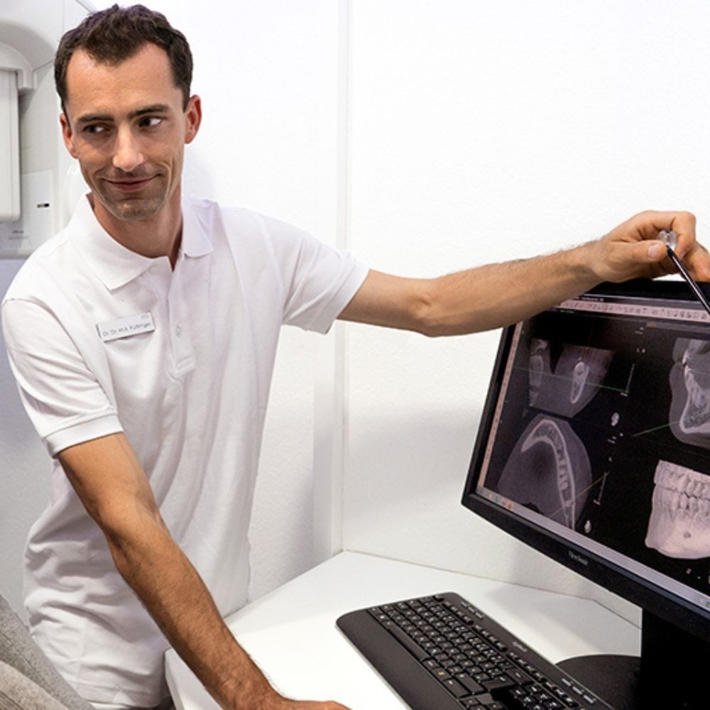 Dr. Dr. Marc Füßinger am Monitor mit 3D-Aufnahmen aus der digitalen Volumentomographie