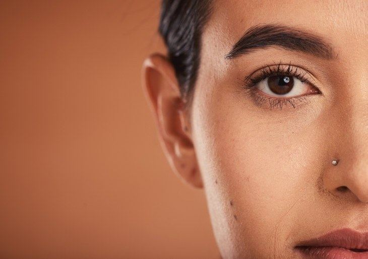 Augenpartie mit Augenbraue im Profil