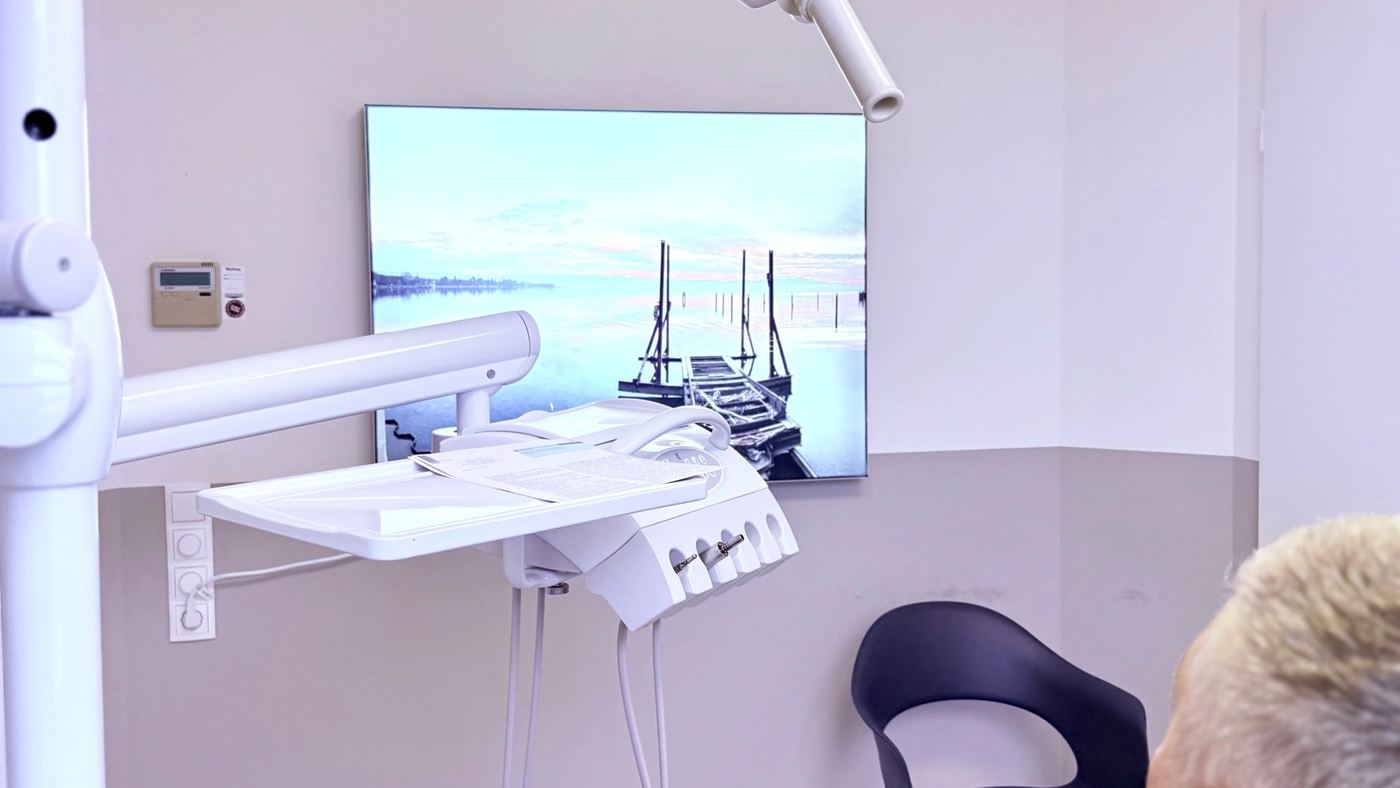 Behandlungsraum mit großem Seebild vom Bodensee an der Wand