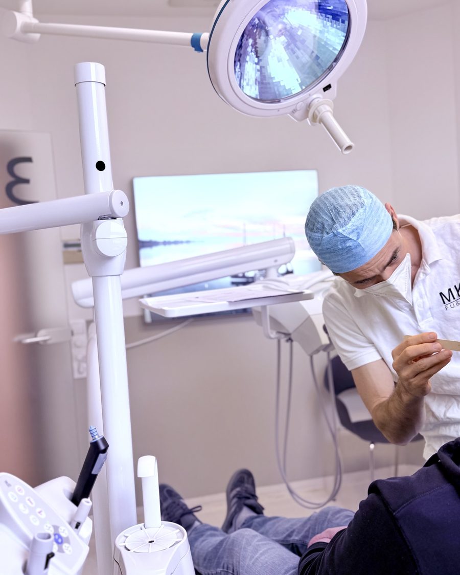 Behandlungsraum mit OP-Leuchte während einer Behandlung