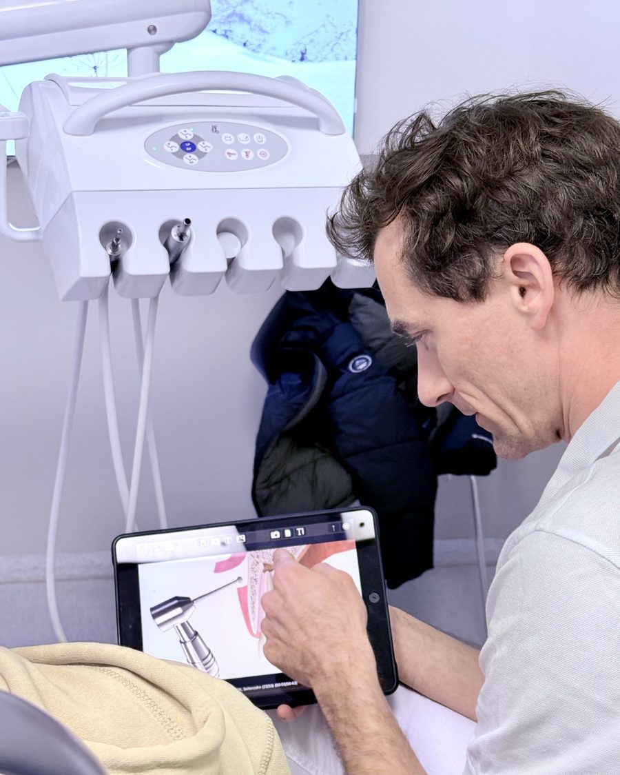 Dr. Dr. Marc Füßinger bereitet ein Beratungsgespräch am Tablet vor
