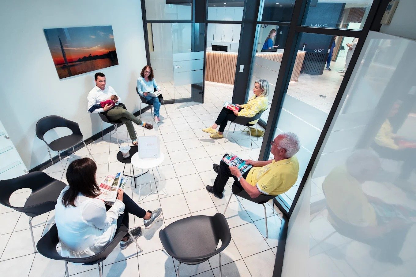 Heller Wartebereich mit Seebild an der Wand